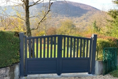 portail-battant-aluminium-gris-anthracite-chateauvilain