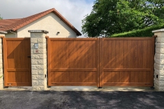 portail-battant-motorise-aspect-bois-traize