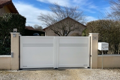 portail-battant-aluminium-motorise-saint-chef