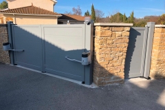 portail-battant-gris-fenetre-motorise-sermerieu