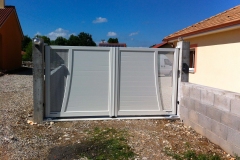 portail-battant-motorise-blanc-saint-savin