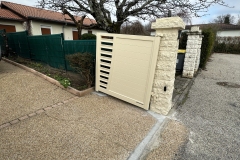 portail-beige-motorise-saint-laurent-du-pont