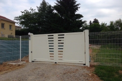 portail-blanc-battant-saint-andre-le-gaz