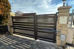 portail-brun-gris-battant-motorise-blley