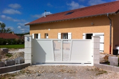 portail-coulissant-blanc-aluminium-chateauvilain