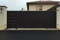 portail-coulissant-noir-pressins