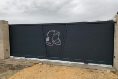 portail-coulissant-ral-7016-decor-le-passage