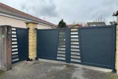 portail-gris-anthracite-battant-motorise-saint-jean-de-chevelu