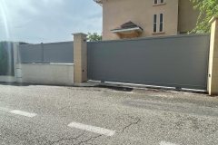 portail-gris-fenetre-aluminium-peyrieu