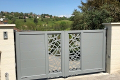 portail-gris-lumiere-decoupe-laser-battant-chirens