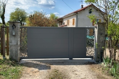 portail-gris-poussiere-battant-decoupe-laser