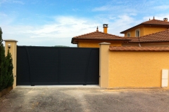 portail-noir-coulissant-la-chapelle-de-la-tour