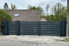 portail-noir-motorise-morestel