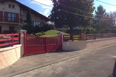 portail-rouge-pourpre-novalaise-battant