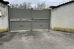 portail-gris-fenetre-battant-saint-beron