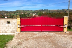 portail-rouge-battant-crachier