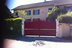 portail-rouge-pourpre-battant-saint-alban-de-roche