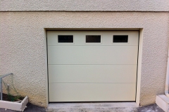 porte-de-garage-beige-sectionnelle-morestel