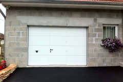 porte-de-garage-motorise-blanche-gerbaix