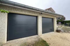 porte-de-garage-sectionnelle-motorise-gris-anthracite-yenne